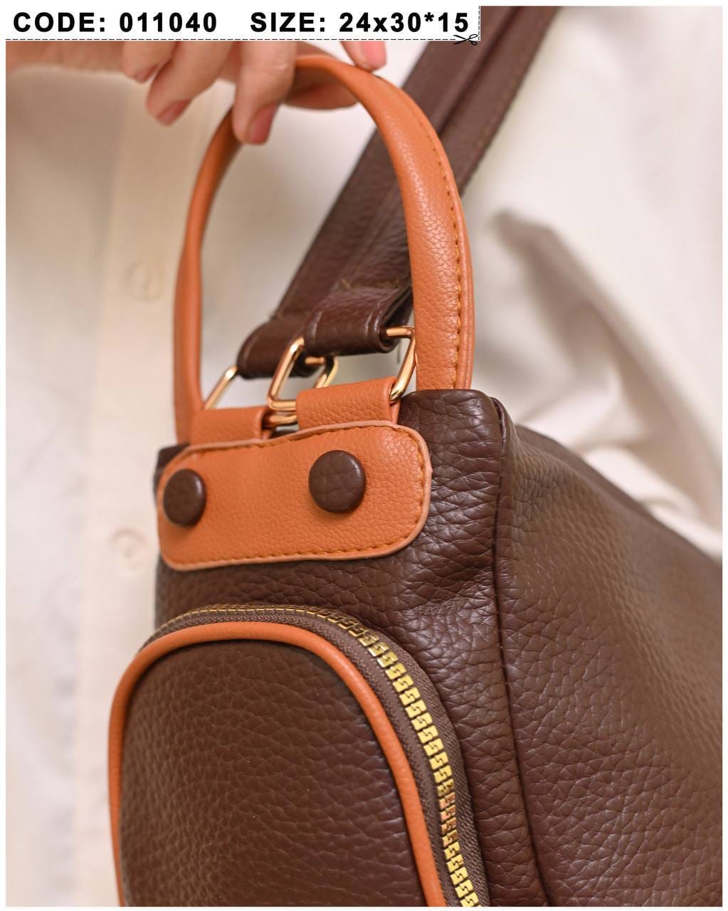 011040 — Brown side-pocket shoulder handbag detail, 24 × 30 × 15 (Brown)