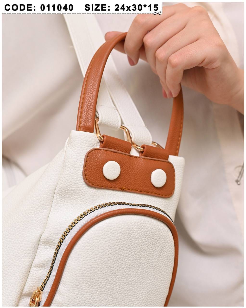 011040 — White side-pocket shoulder handbag detail, 24 × 30 × 15 (White)