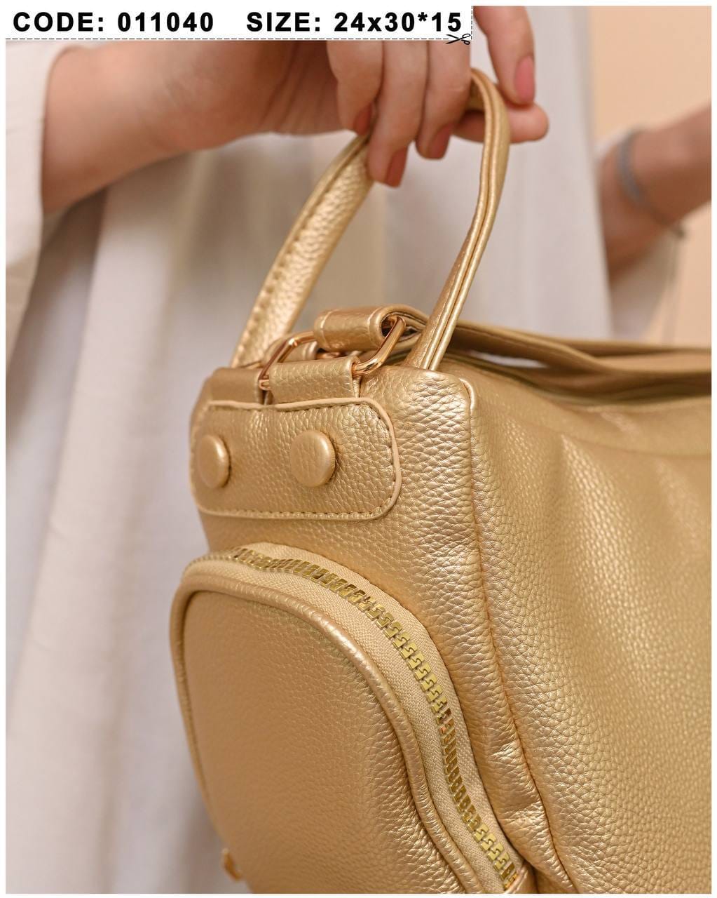 011040 — Gold side-pocket shoulder handbag detail, 24 × 30 × 15 (Gold)