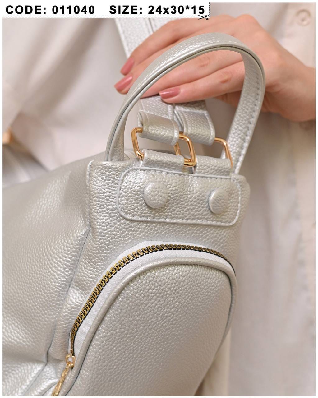 011040 — Silver side-pocket shoulder handbag detail, 24 × 30 × 15 (Silver)