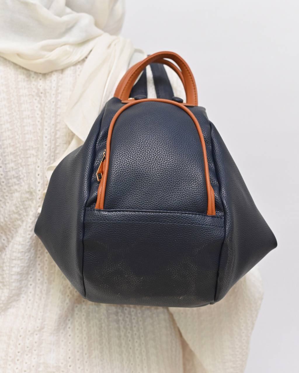 011040 — Navy side-pocket shoulder handbag front, 24 × 30 × 15 (Navy)