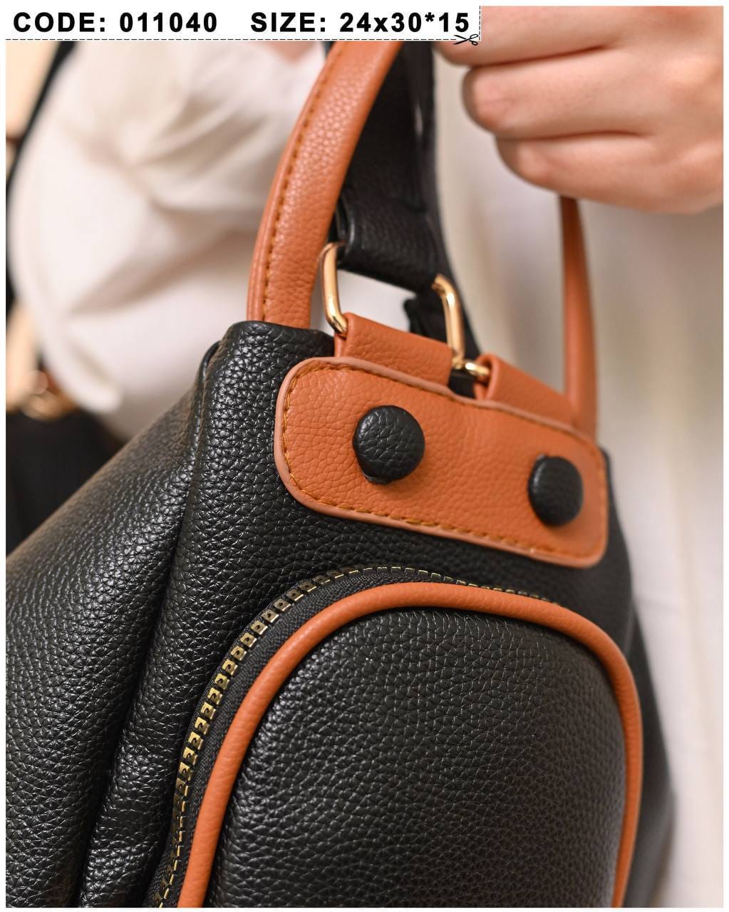 011040 — Black side-pocket shoulder handbag detail, 24 × 30 × 15 (Black)