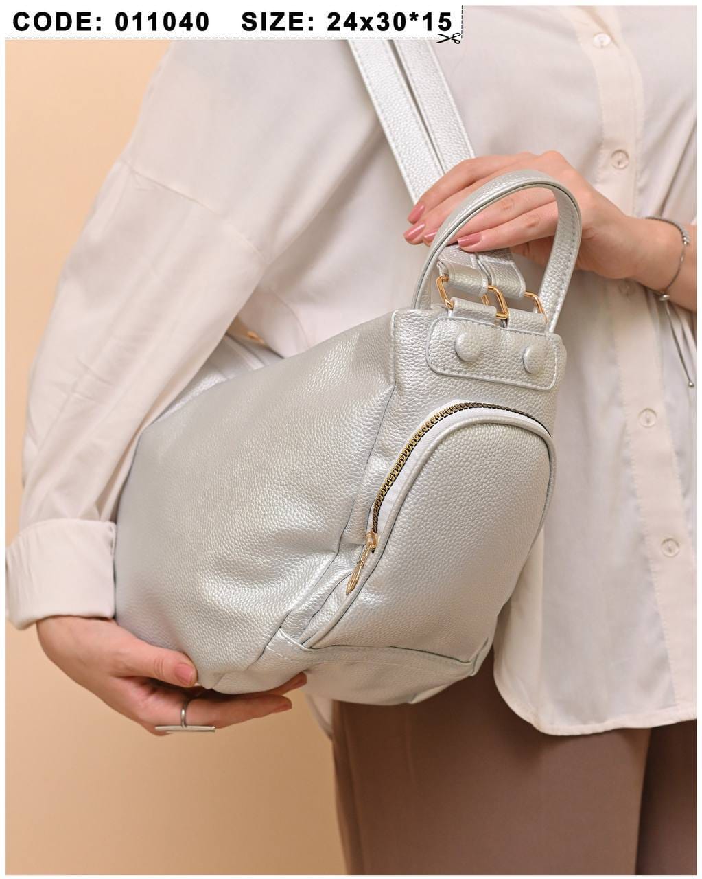 011040 — Silver side-pocket shoulder handbag front, 24 × 30 × 15 (Silver)