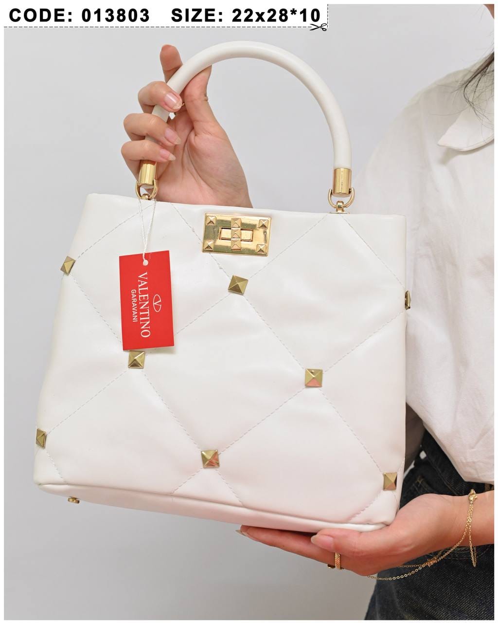 013803 — White diamond-quilted stud handbag detail, 22 × 28 × 10 (White)