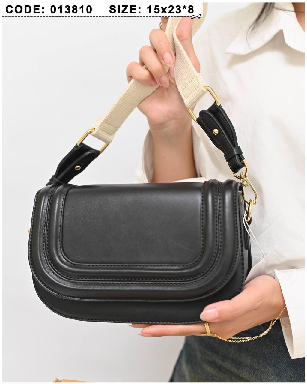 013810 — Black rounded flap crossbody bag front, 15 × 23 × 8 (Black)