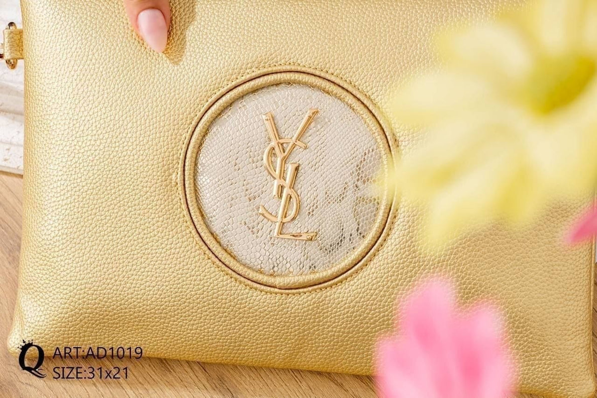 AD1019 — Gold zip top clutch bag detail, 31 × 21 (Gold)