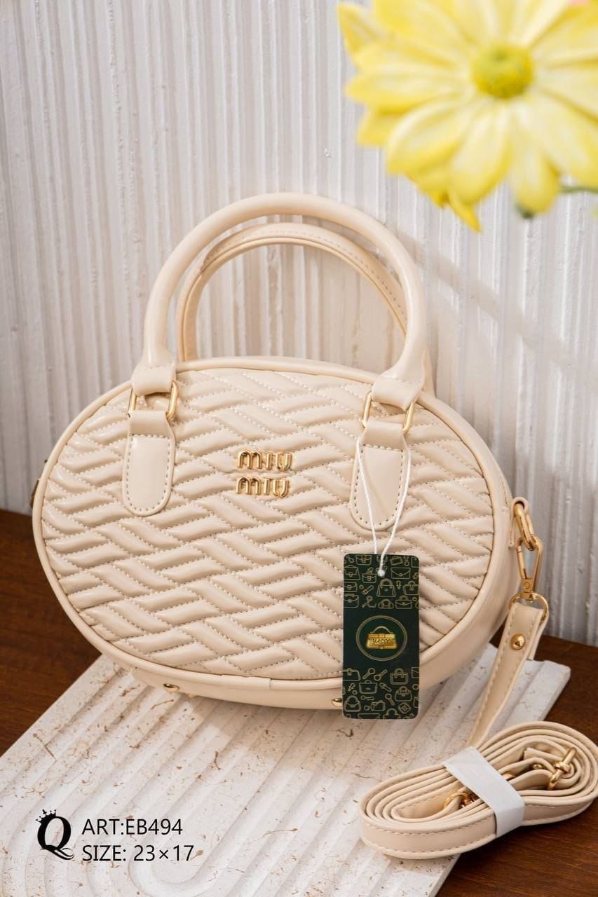 EB494 — Ivory quilted handbag front, 23 × 17 (Ivory)