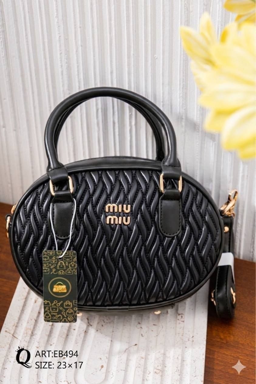EB494 — Black quilted handbag front, 23 × 17 (Black)