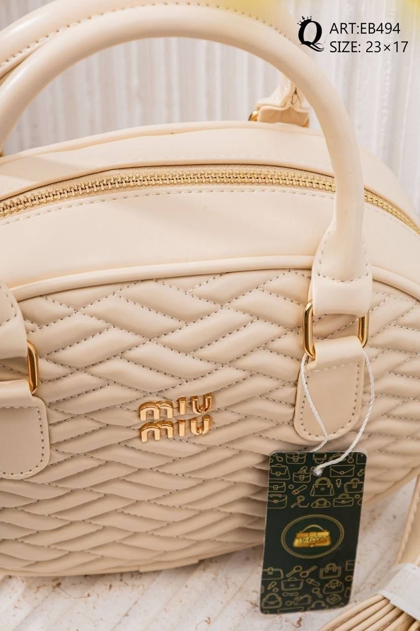 EB494 — Ivory quilted handbag detail, 23 × 17 (Ivory)