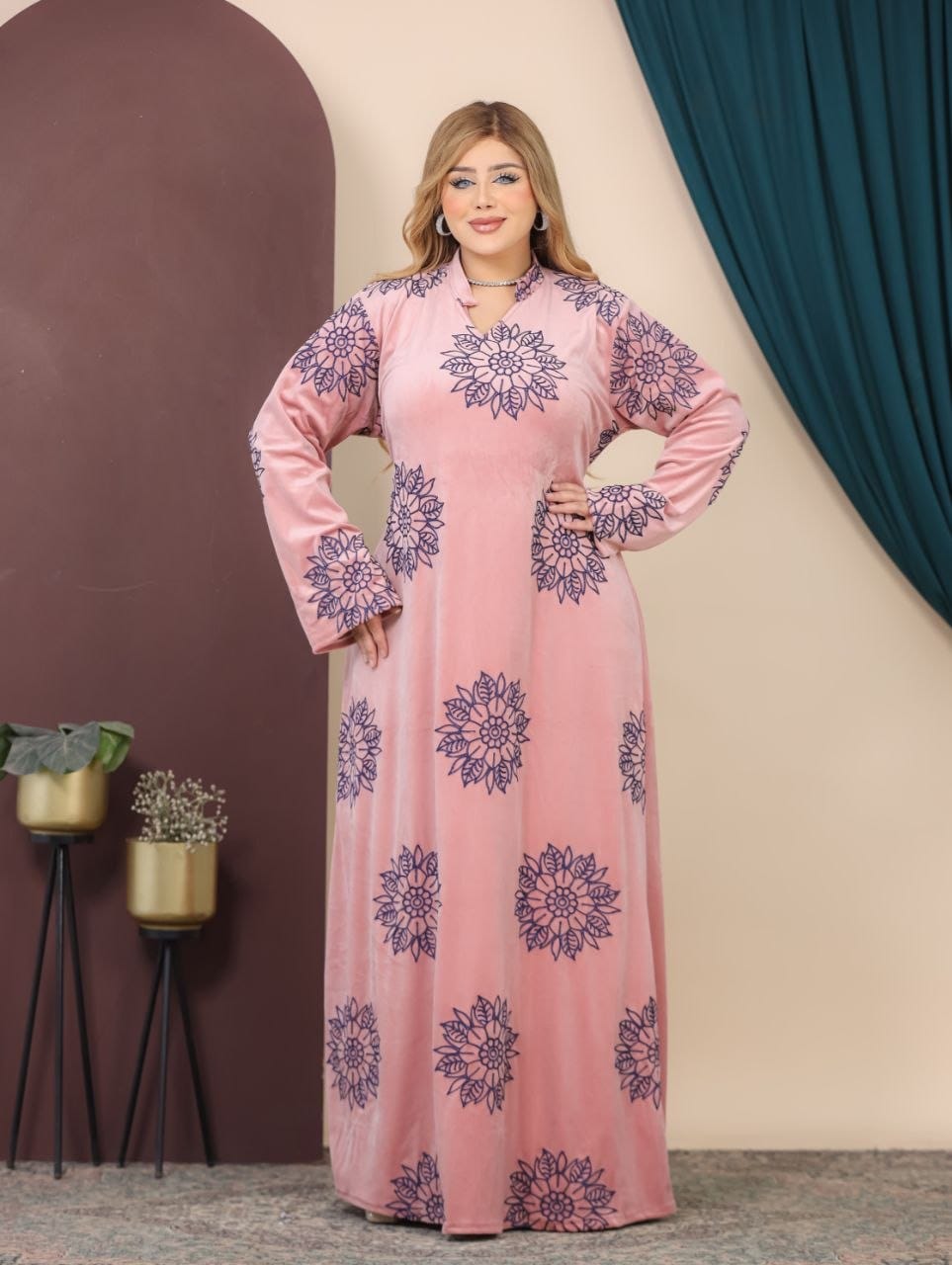 GLB_11 — Pink floral motif long-sleeve maxi abaya front view, 1: 60–85 kg; 2: 85–120 kg (Pink)