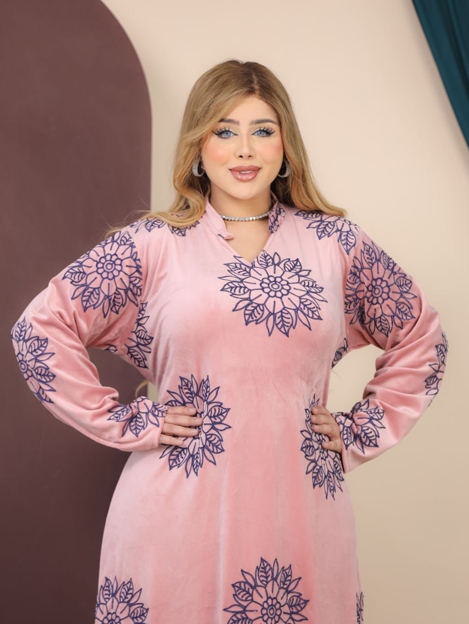 GLB_11 — Pink floral motif long-sleeve maxi abaya detail view, 1: 60–85 kg; 2: 85–120 kg (Pink)