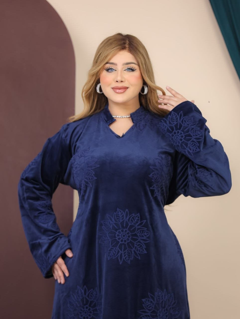 GLB_11 — Navy floral motif long-sleeve maxi abaya detail view, 1: 60–85 kg; 2: 85–120 kg (Navy)