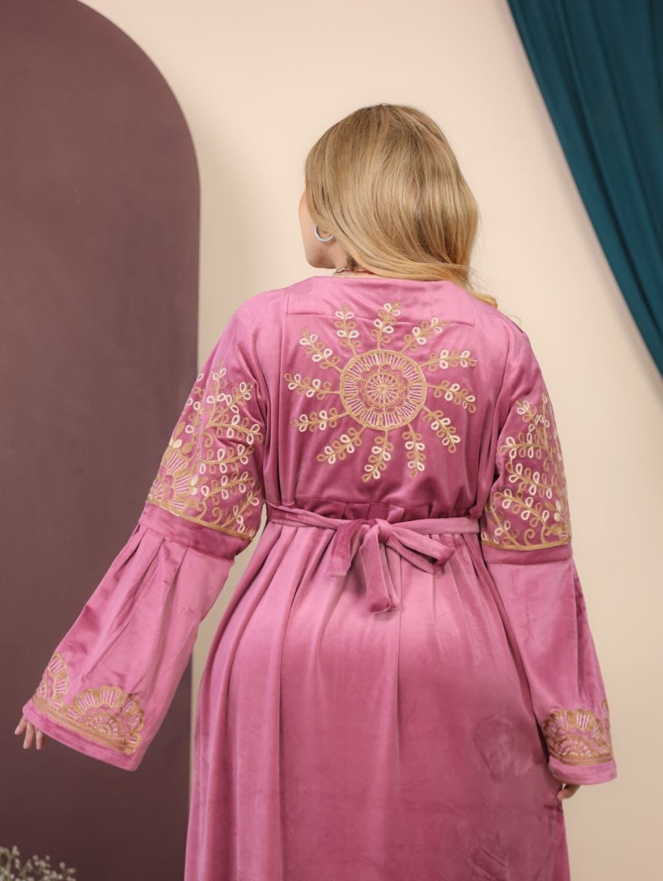 GLB_12 — Pink gold-patterned long-sleeve maxi abaya back view, 1: 60–85 kg; 2: 85–120 kg (Pink)