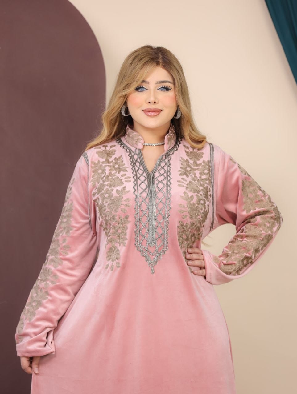 GLB_14 — Pink floral-trim maxi abaya with decorative neckline detail view, 1: 60–85 kg; 2: 85–120 kg (Pink)