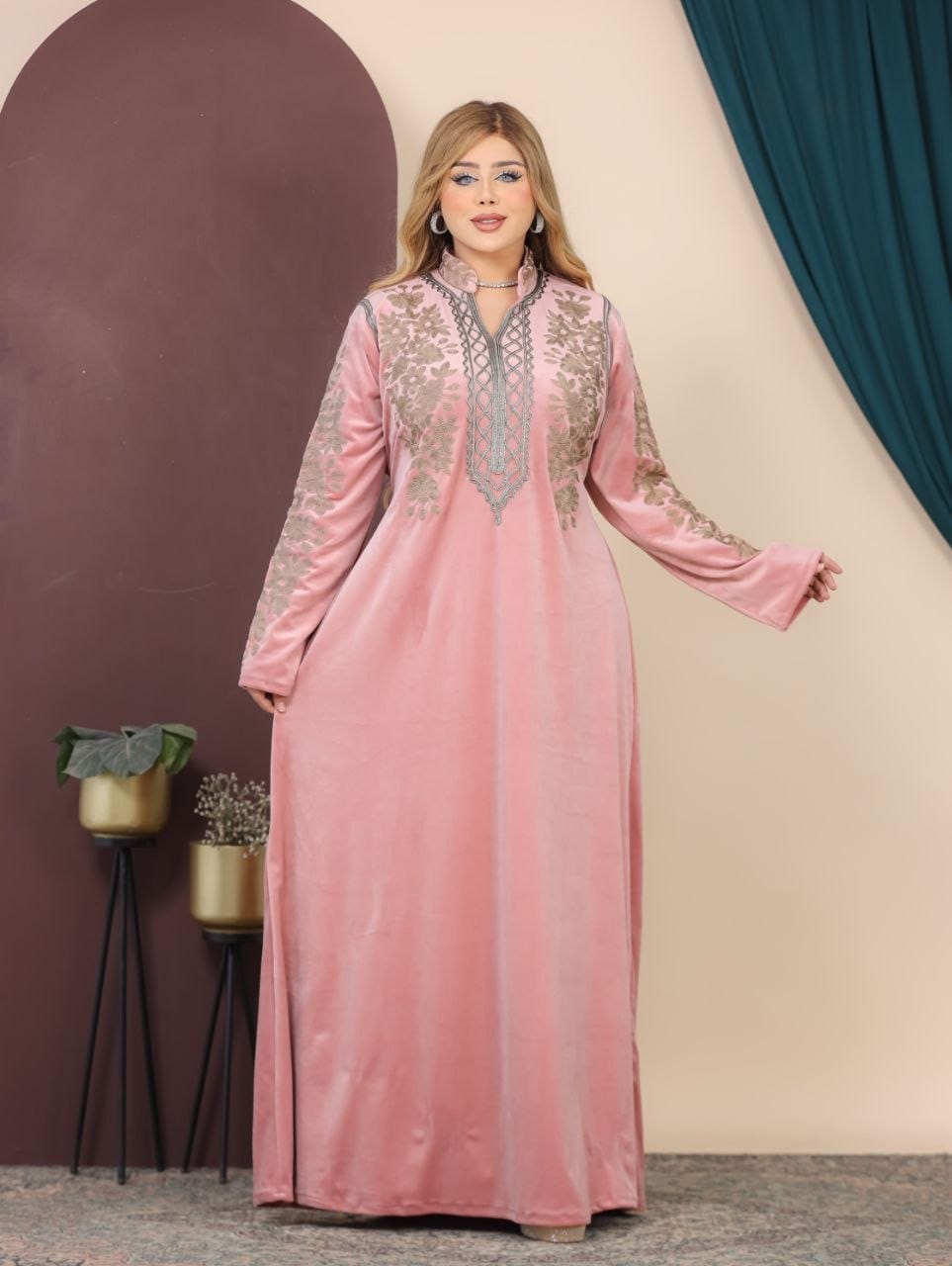 GLB_14 — Pink floral-trim maxi abaya with decorative neckline front view, 1: 60–85 kg; 2: 85–120 kg (Pink)