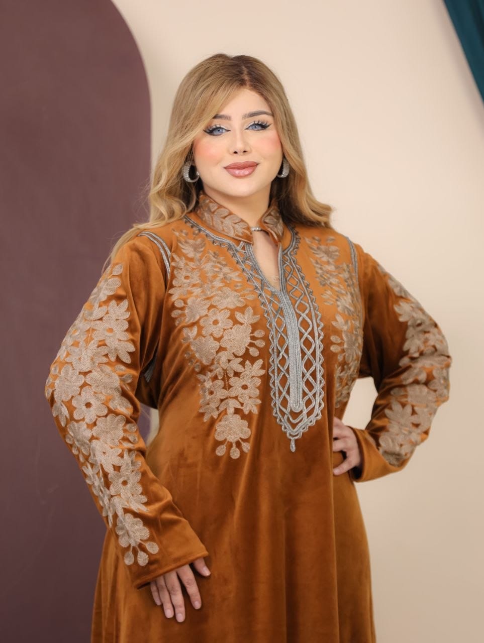 GLB_14 — Rust floral-trim maxi abaya with decorative neckline detail view, 1: 60–85 kg; 2: 85–120 kg (Rust)