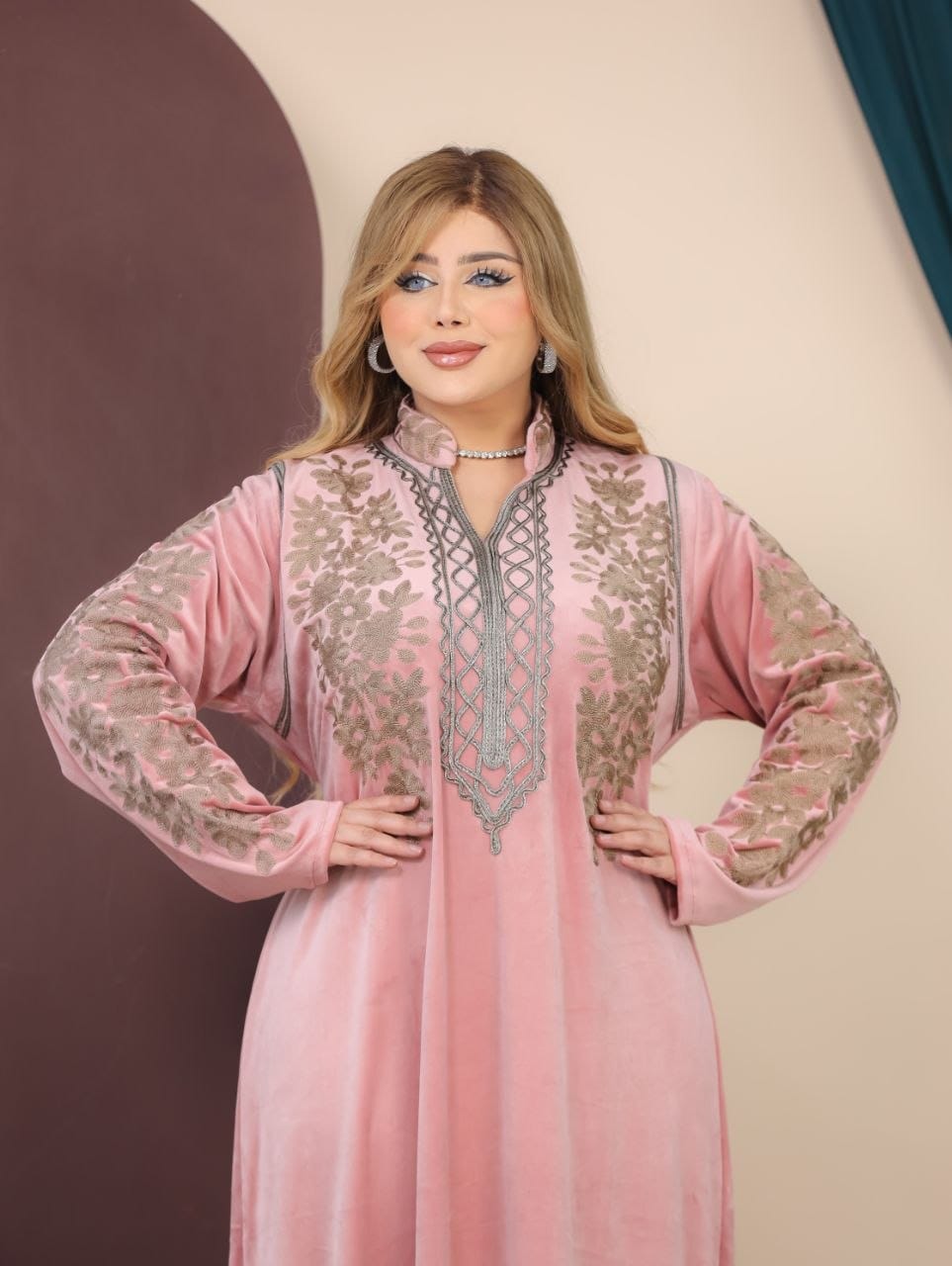 GLB_14 — Pink floral-trim maxi abaya with decorative neckline detail view, 1: 60–85 kg; 2: 85–120 kg (Pink)