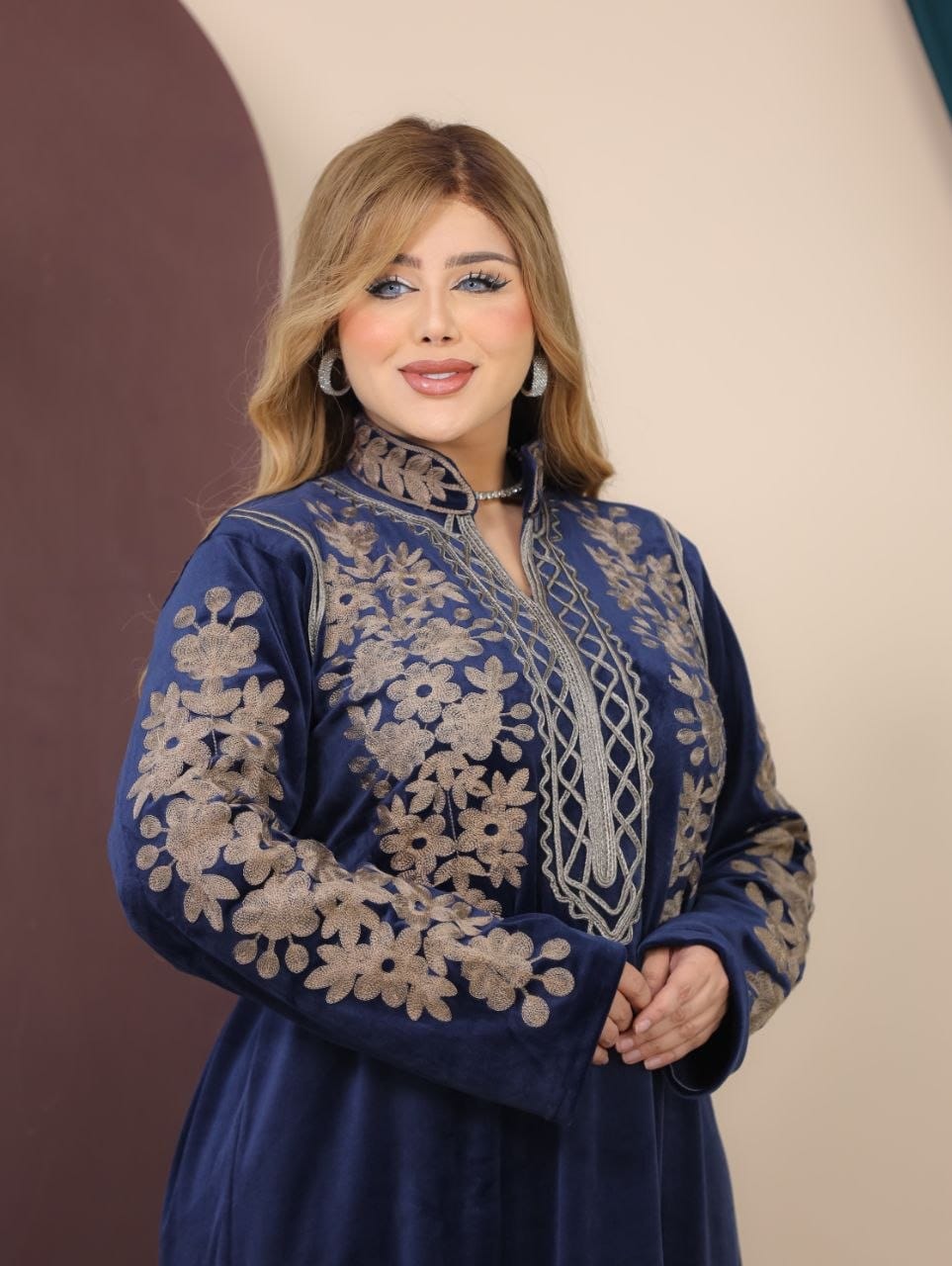 GLB_14 — Navy floral-trim maxi abaya with decorative neckline detail view, 1: 60–85 kg; 2: 85–120 kg (Navy)