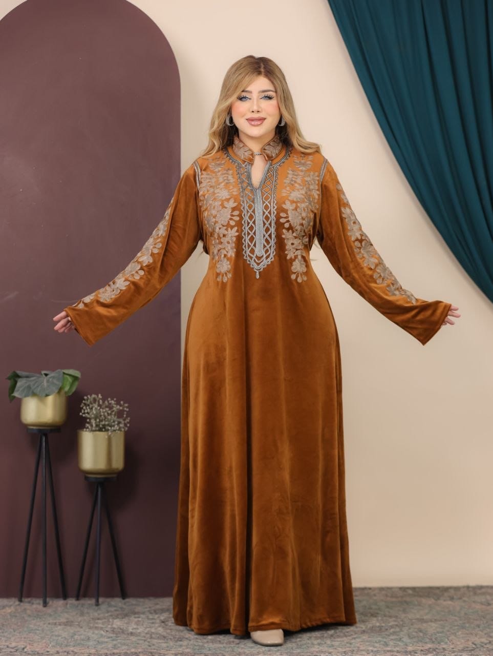 GLB_14 — Rust floral-trim maxi abaya with decorative neckline front view, 1: 60–85 kg; 2: 85–120 kg (Rust)