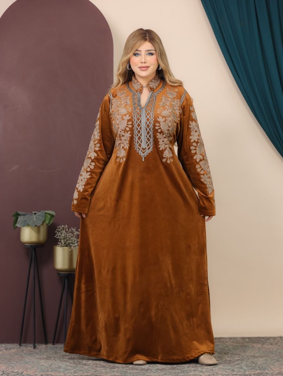 GLB_14 — Rust floral-trim maxi abaya with decorative neckline front view, 1: 60–85 kg; 2: 85–120 kg (Rust)