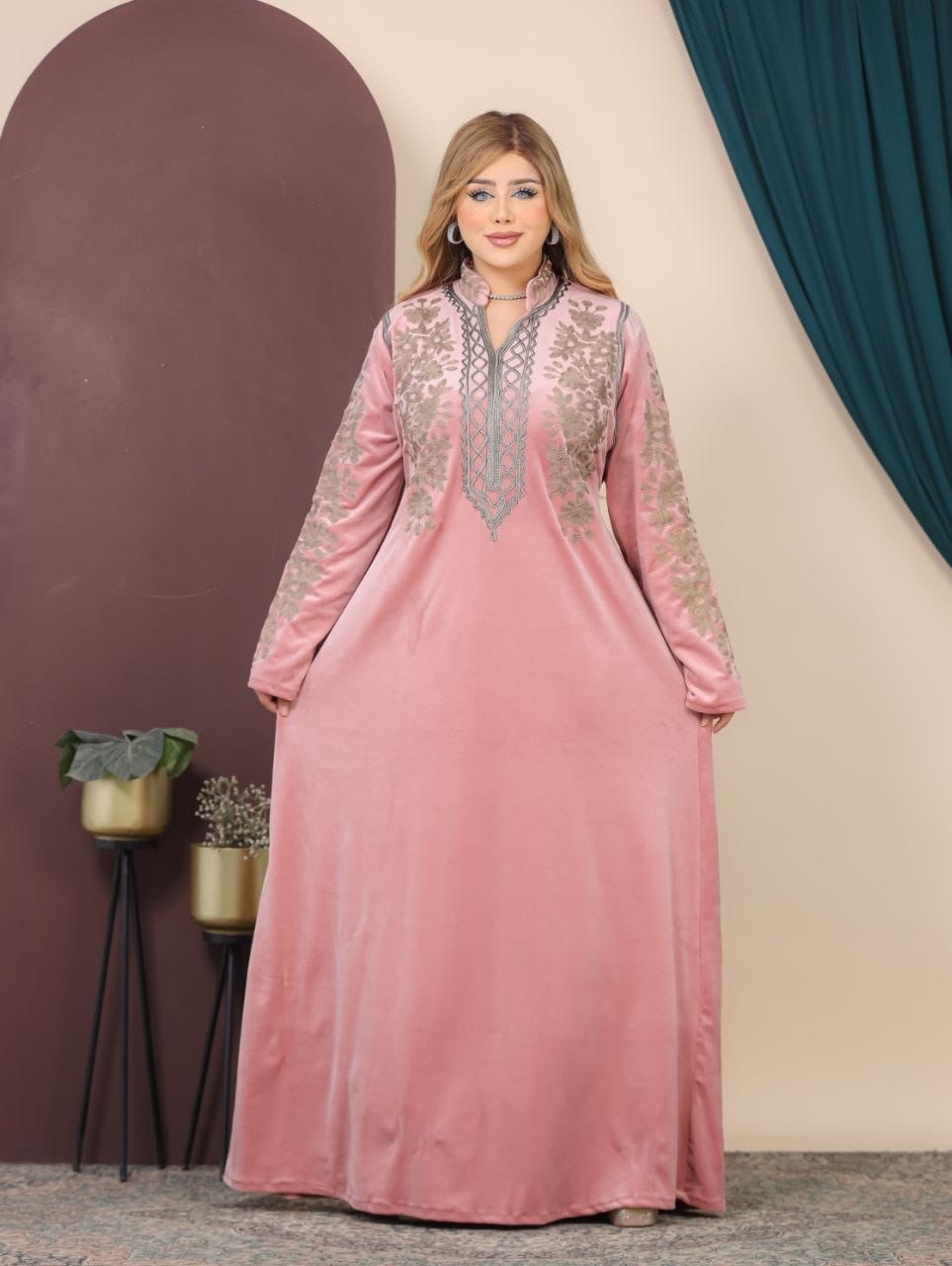 GLB_14 — Pink floral-trim maxi abaya with decorative neckline front view, 1: 60–85 kg; 2: 85–120 kg (Pink)