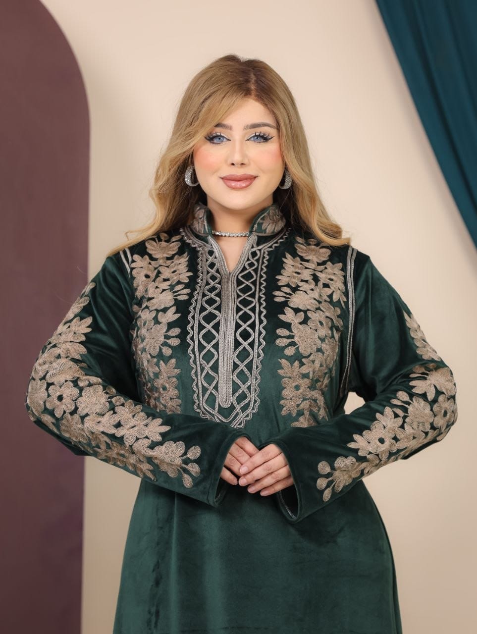 GLB_14 — Dark Green floral-trim maxi abaya with decorative neckline detail view, 1: 60–85 kg; 2: 85–120 kg (Dark Green)