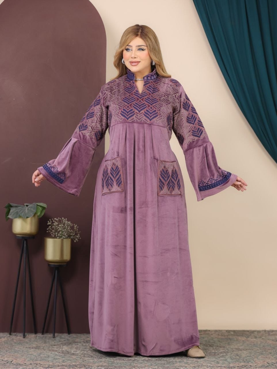 GLB_15 — Mauve leaf-pattern maxi abaya with patch pockets front view, 1: 60–85 kg; 2: 85–120 kg (Mauve)