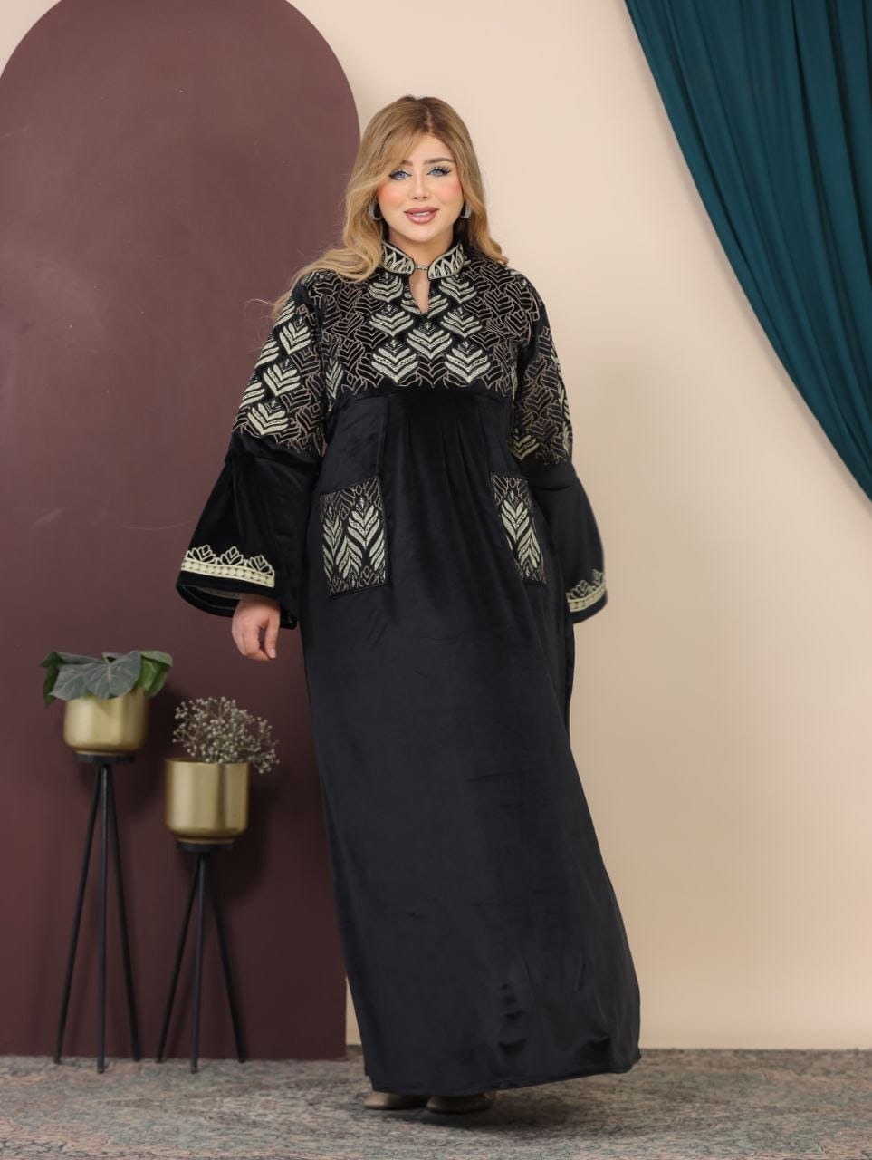 GLB_15 — Black leaf-pattern maxi abaya with patch pockets front view, 1: 60–85 kg; 2: 85–120 kg (Black)