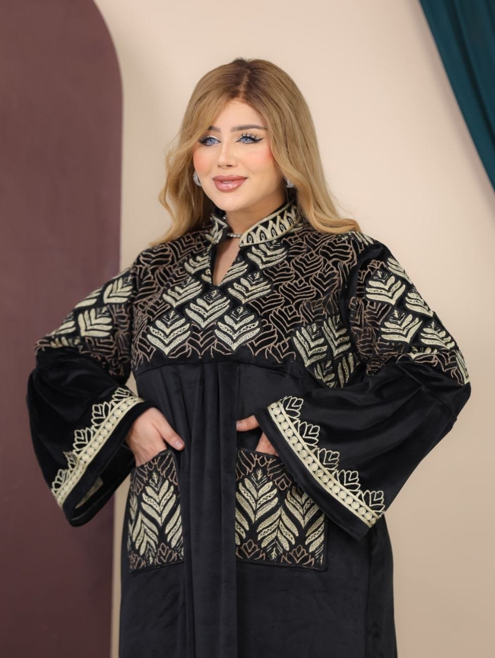 GLB_15 — Black leaf-pattern maxi abaya with patch pockets detail view, 1: 60–85 kg; 2: 85–120 kg (Black)