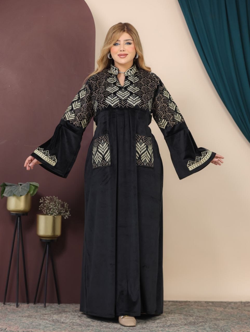 GLB_15 — Black leaf-pattern maxi abaya with patch pockets front view, 1: 60–85 kg; 2: 85–120 kg (Black)