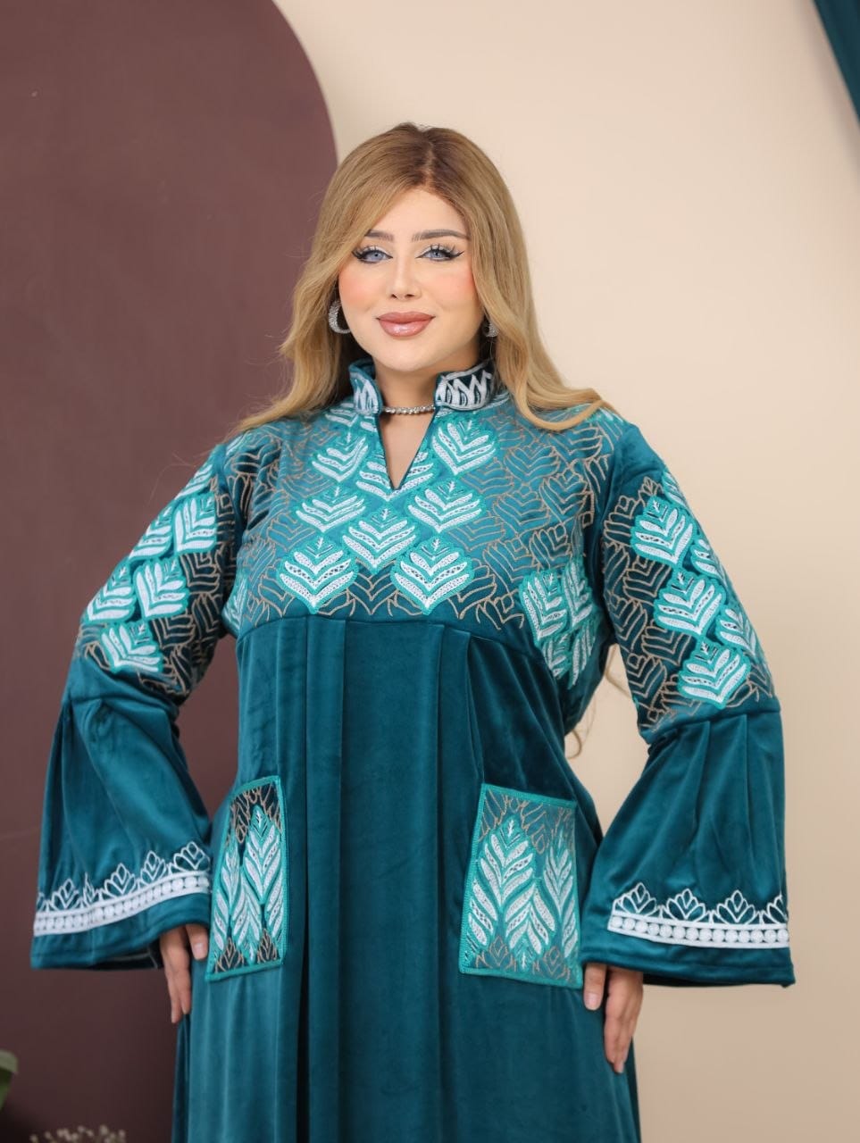 GLB_15 — Teal leaf-pattern maxi abaya with patch pockets detail view, 1: 60–85 kg; 2: 85–120 kg (Teal)
