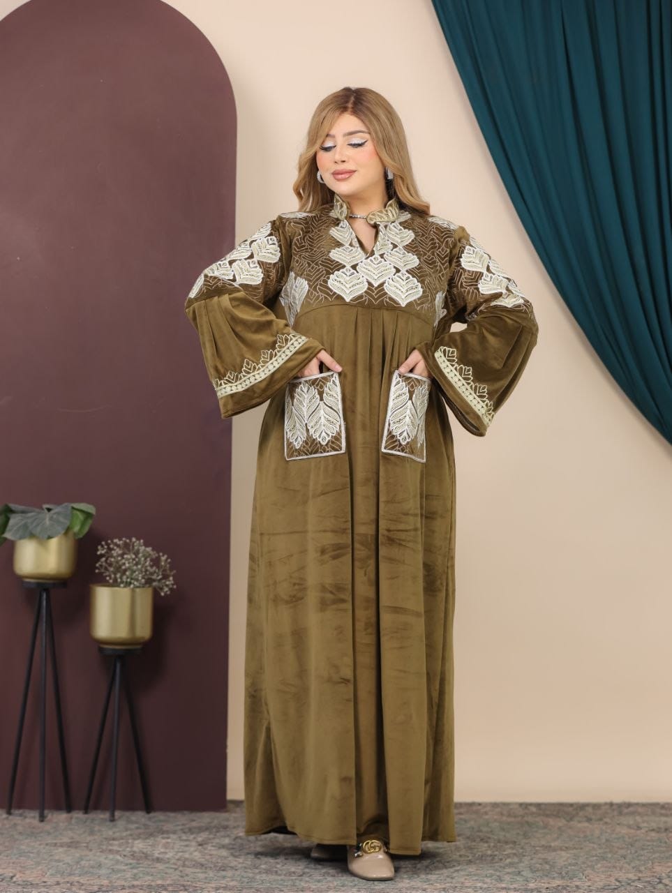 GLB_15 — Olive leaf-pattern maxi abaya with patch pockets front view, 1: 60–85 kg; 2: 85–120 kg (Olive)