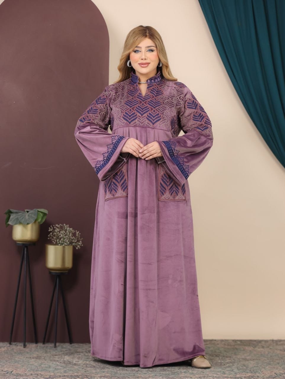GLB_15 — Mauve leaf-pattern maxi abaya with patch pockets front view, 1: 60–85 kg; 2: 85–120 kg (Mauve)
