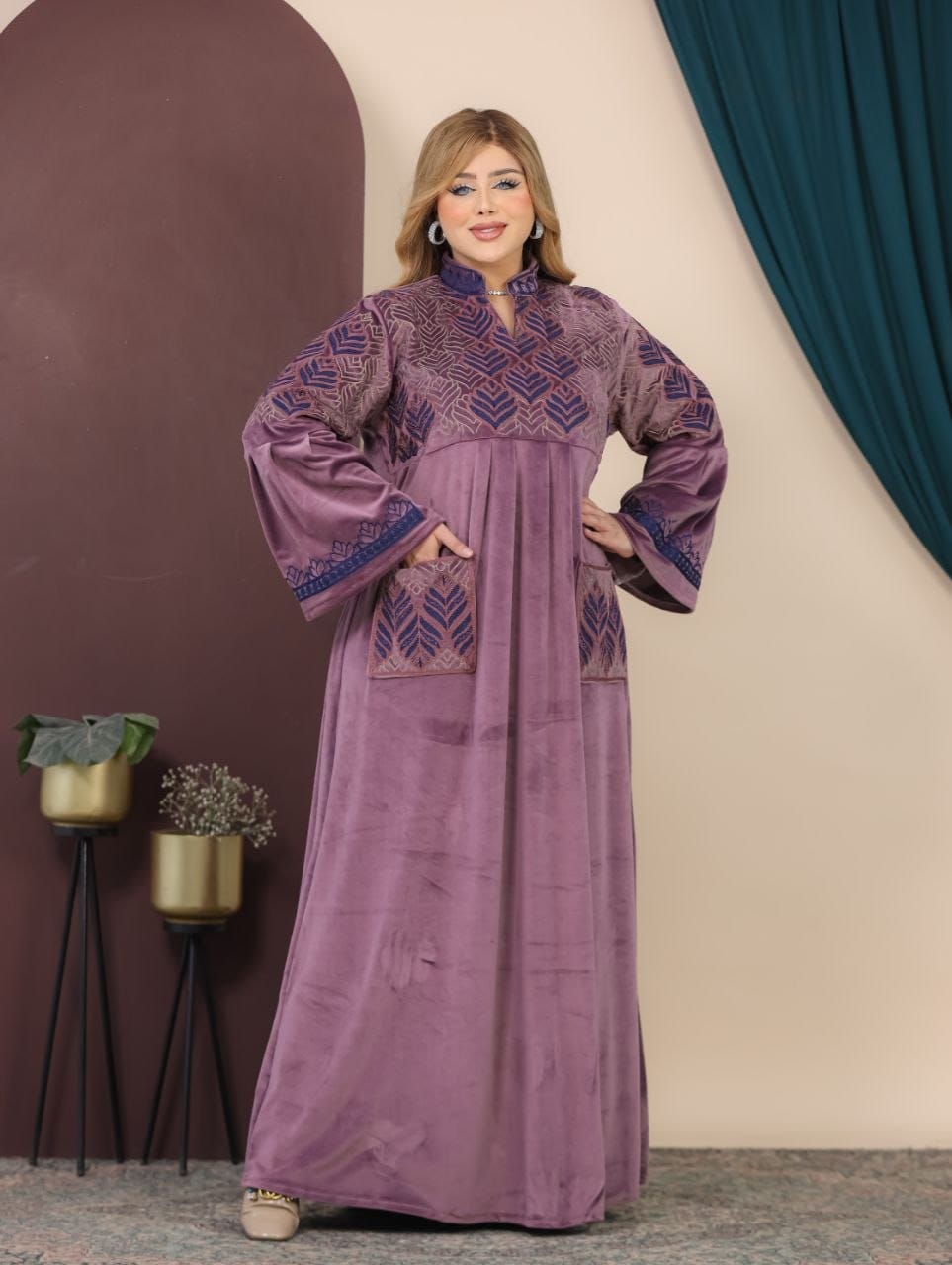 GLB_15 — Mauve leaf-pattern maxi abaya with patch pockets front view, 1: 60–85 kg; 2: 85–120 kg (Mauve)