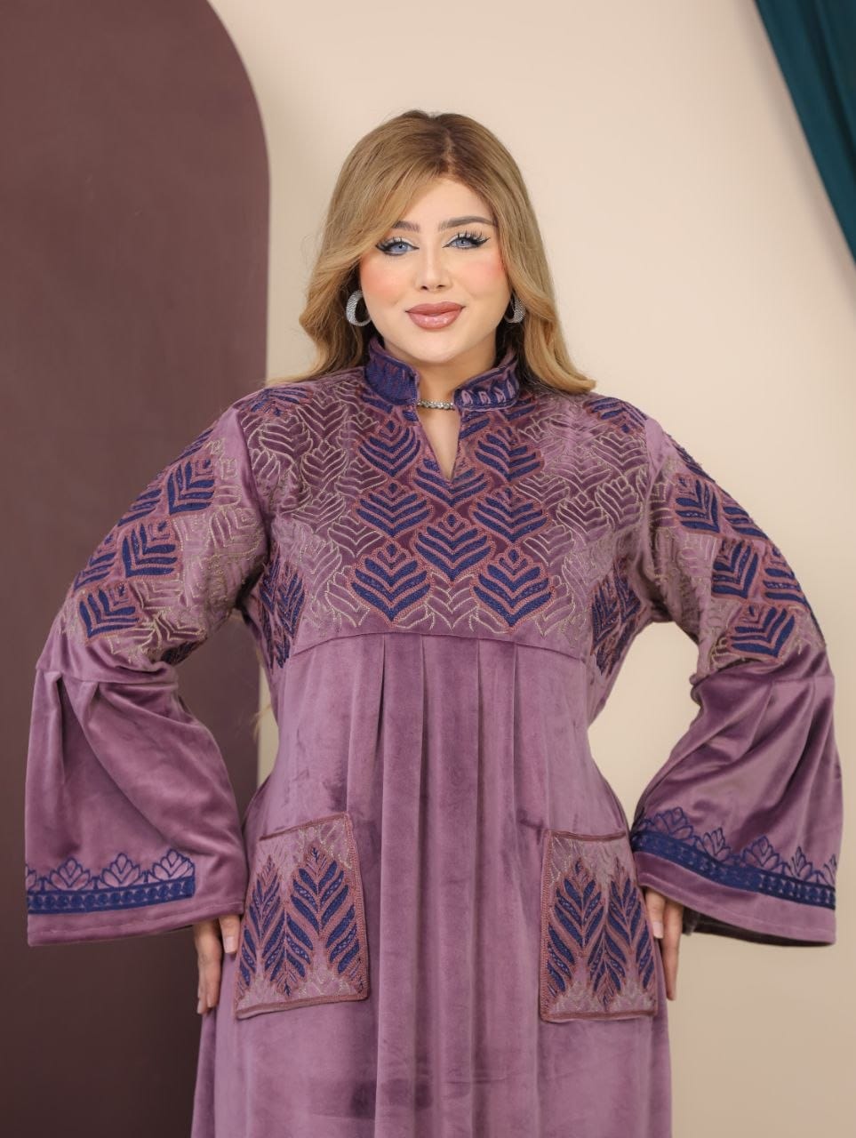 GLB_15 — Mauve leaf-pattern maxi abaya with patch pockets detail view, 1: 60–85 kg; 2: 85–120 kg (Mauve)