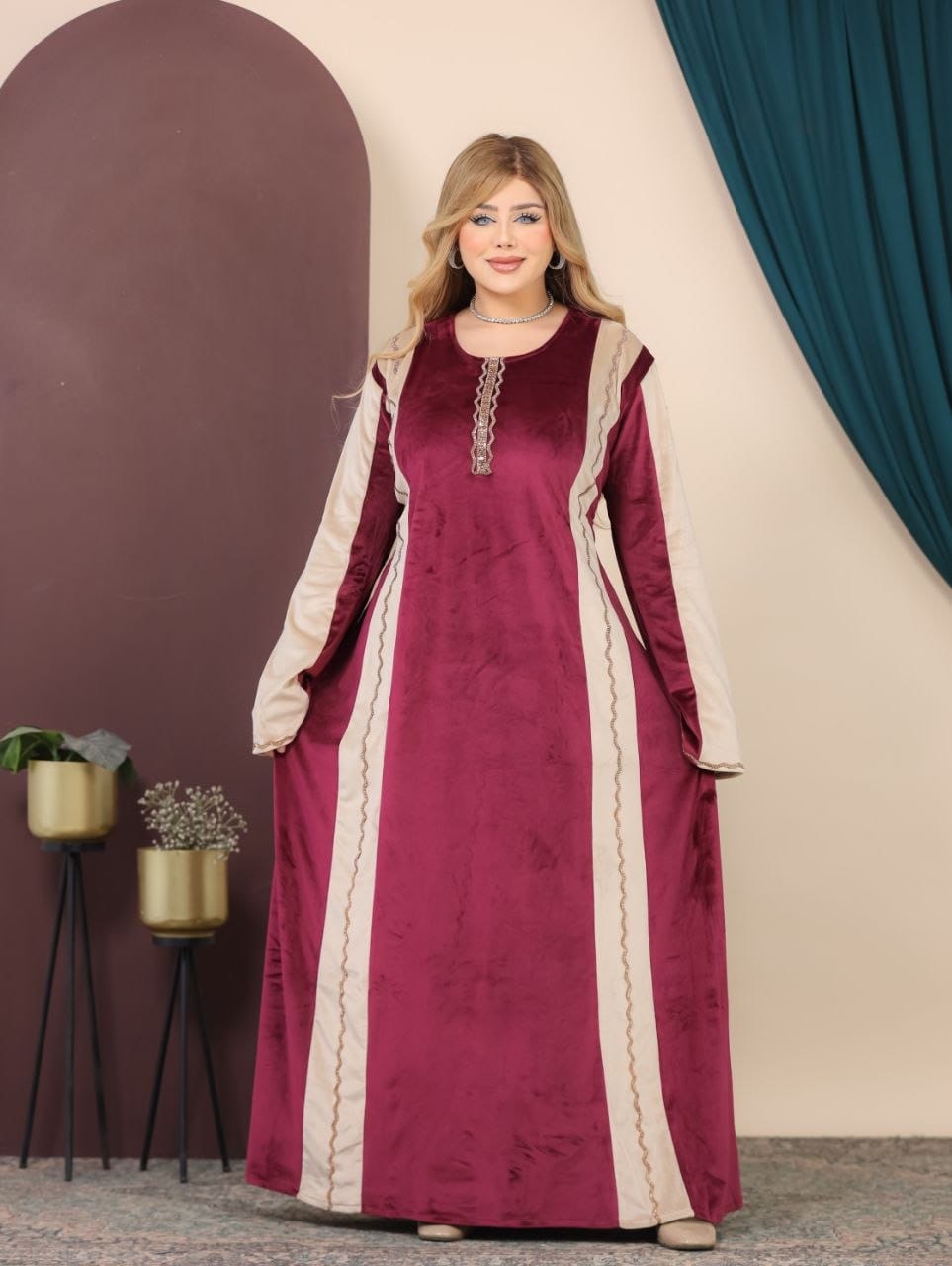 GLB_16 — Burgundy / Cream two-tone maxi abaya with decorative trim front view, 1: 60–85 kg; 2: 85–120 kg (Burgundy / Cream)
