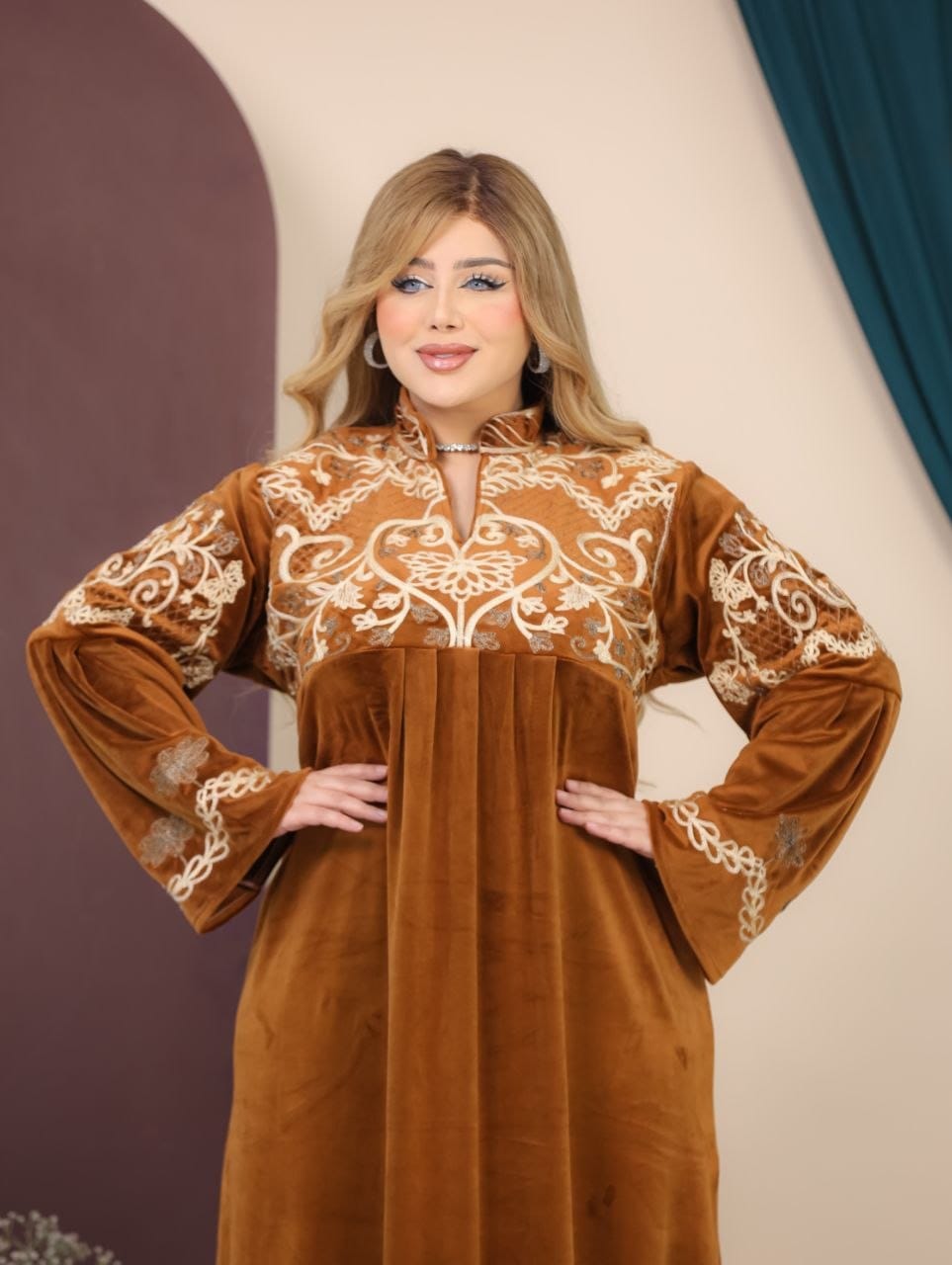 GLB_17 — Caramel maxi abaya with ornate embroidery and tie back detail view, 1: 60–85 kg; 2: 85–120 kg (Caramel)