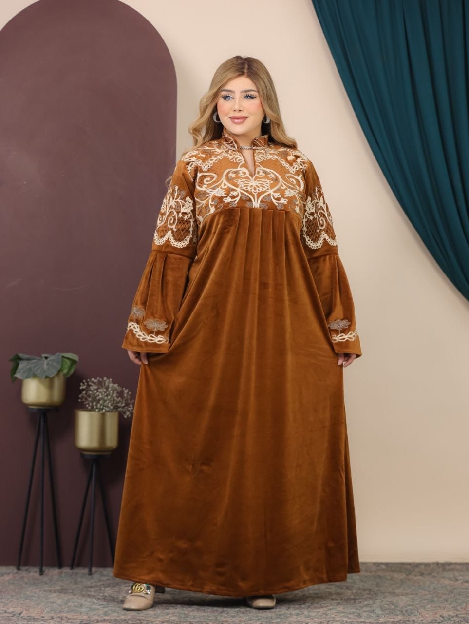 GLB_17 — Caramel maxi abaya with ornate embroidery and tie back front view, 1: 60–85 kg; 2: 85–120 kg (Caramel)