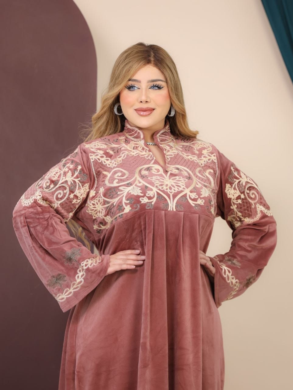 GLB_17 — Dusty Rose maxi abaya with ornate embroidery and tie back detail view, 1: 60–85 kg; 2: 85–120 kg (Dusty Rose)