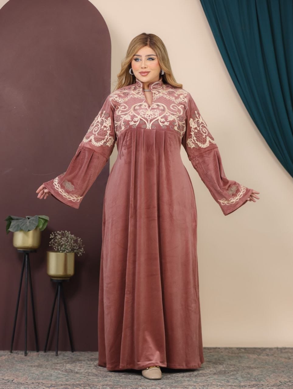 GLB_17 — Dusty Rose maxi abaya with ornate embroidery and tie back front view, 1: 60–85 kg; 2: 85–120 kg (Dusty Rose)