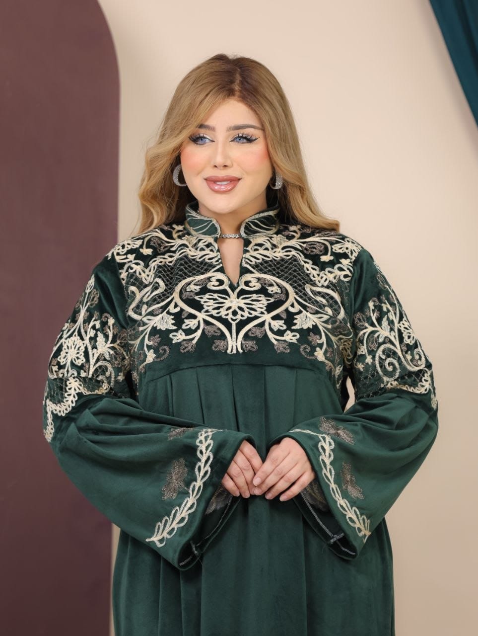 GLB_17 — Dark Green maxi abaya with ornate embroidery and tie back detail view, 1: 60–85 kg; 2: 85–120 kg (Dark Green)