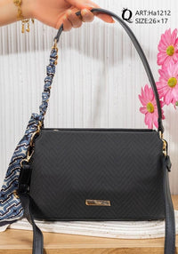 Ha1212 — Black shoulder bag front, 26 × 17 (Black)