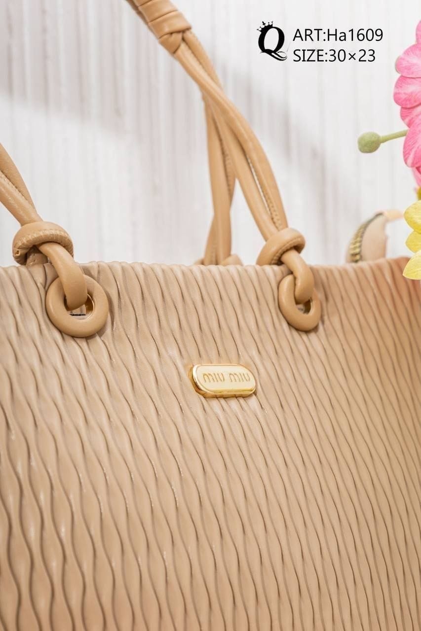 Ha1609 — Tan textured tote bag detail, 30 × 23 (Tan)