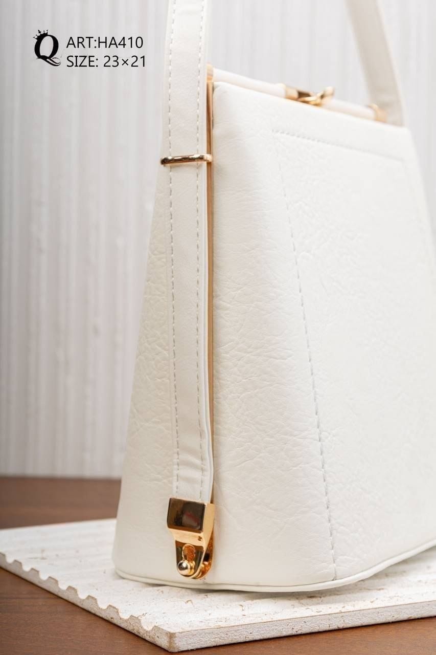 HA410 — White frame clasp shoulder bag side detail, 23 × 21 (White)
