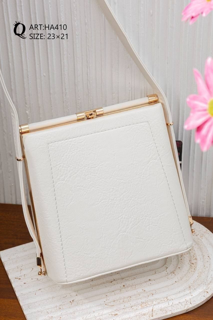 HA410 — White frame clasp shoulder bag front, 23 × 21 (White)