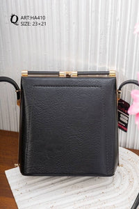 HA410 — Black frame clasp shoulder bag front, 23 × 21 (Black)