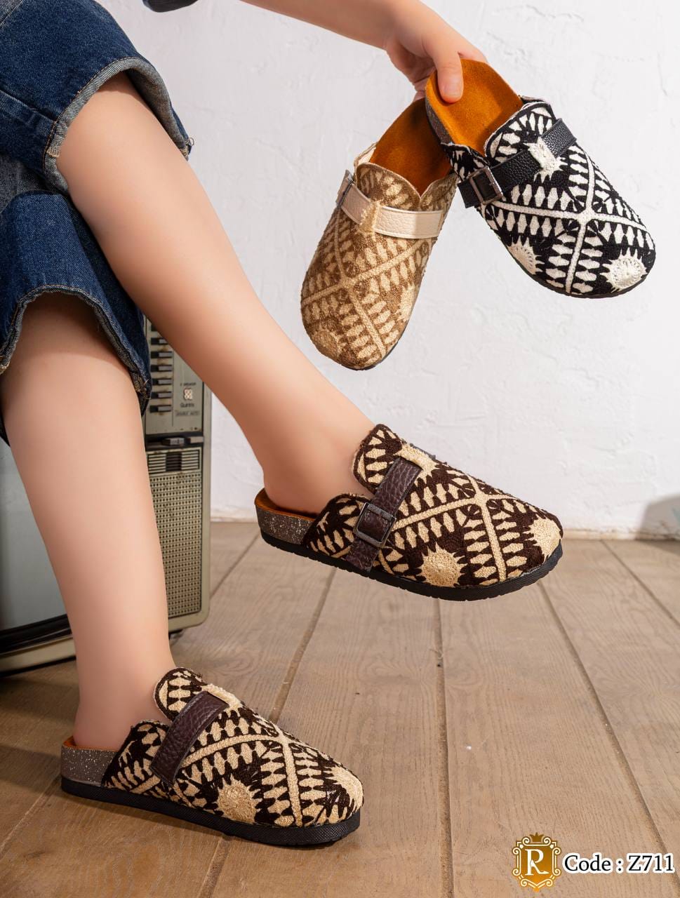 Z711 — Geometric buckle clogs, available color overview